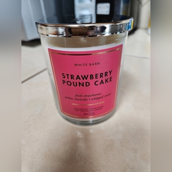 Bath and body single wick candle strawberry pound cake - Picture 1 of 1